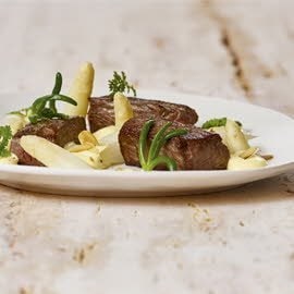 Espárragos con filete de ternera y almendras asadas Espárragos con filete de ternera y almendras asadas